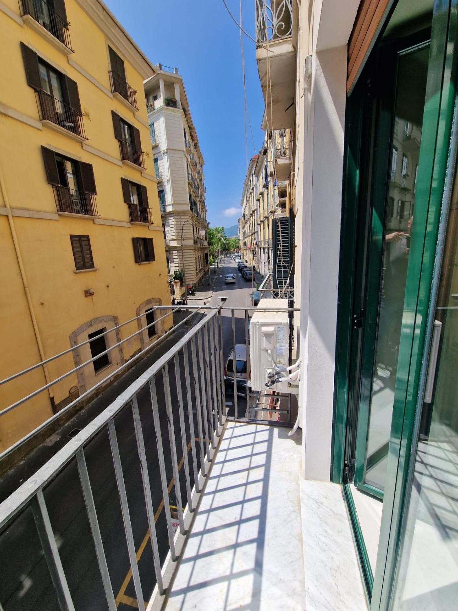 Alessia Holiday House 90Mq Salerno Centro Exterior photo
